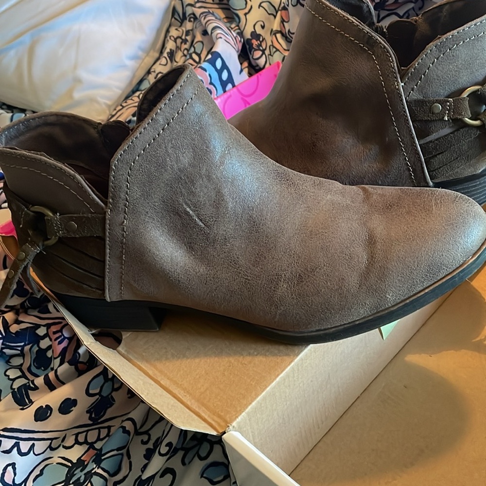 Sugar booties, taupe size 10 boots - Picture 2 of 4